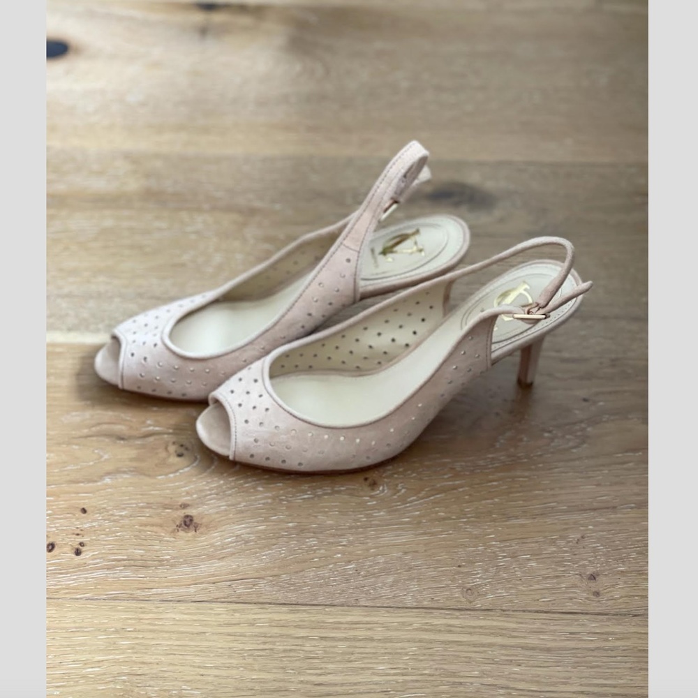 New with Box - Signature Vince Camuto VI-HALINA Kid Suede Sandals -Size 6